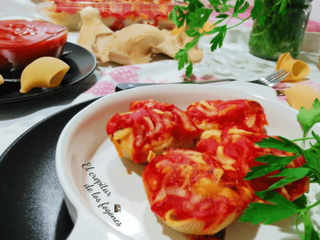 CARACOLAS GIGANTES RELLENAS DE SETAS CON JAMÓN CARACOLAS GIGANTES RELLENAS DE SETAS CON JAMÓN