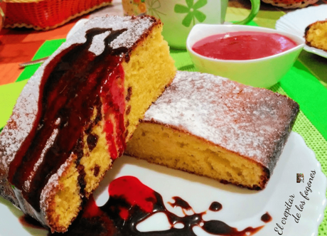 BIZCOCHO DE LECHE CONDENSADA CON TOPPING DE FRESA Y CHOCOLATE BIZCOCHO DE LECHE CONDENSADA CON TOPPING DE FRESA Y CHOCOLATE