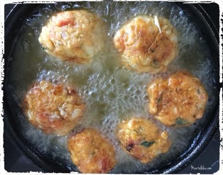 Bolas con tomate y queso feta. Tomatokeftedes Bolas con tomate y queso feta. Tomatokeftedes