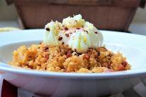 Migas de coliflor con jamón y huevo