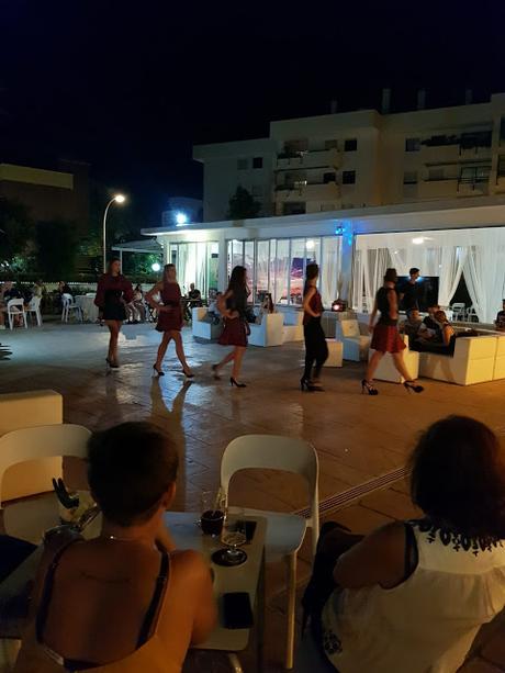 desfile en Amber plaza