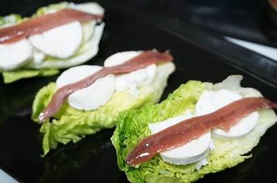 Cogollos con anchoas y queso