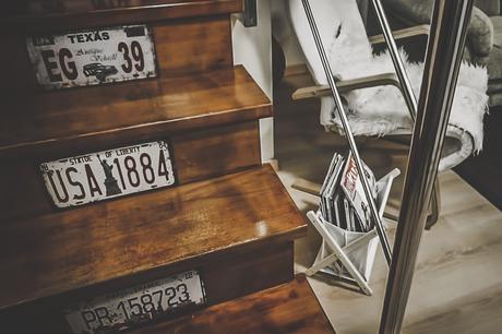 escalera con matriculas de coche