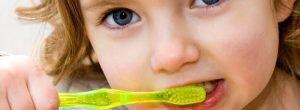 Hábitos saludables para mantener a los niños con los dientes de leche fuertes y saludables
