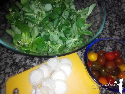 Ensalada de canónigos y rulo de cabra