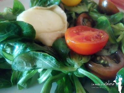 Ensalada de canónigos y rulo de cabra