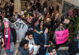 La reciente protesta antiisraelí en la conferencia LGBTQ en Chicago.  Foto: Un puente del Gran / Facebook.
