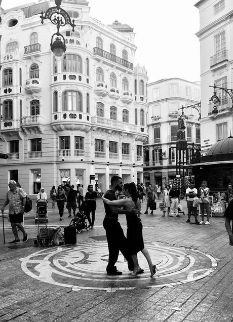 La imagen puede contener: una persona, calzado y exterior