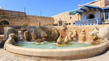 La fuente está situada donde una vez existió un legendario pozo de los deseos. Foto vía Shutterstock.com.