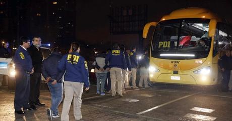 Gobierno expulsó a 77 inmigrantes bolivianos y peruanos del país Gobierno expulsó a 77 inmigrantes bolivianos y peruanos del país