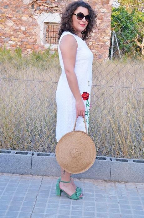 Vestido blanco rosas bordadas