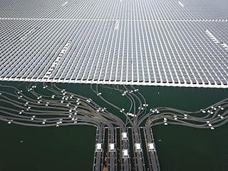 Primera planta solar flotante del mundo sobre el mar, en Holanda.