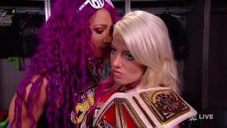 Sasha banks y Alexa bliss enemigas fuera del ring de wwe