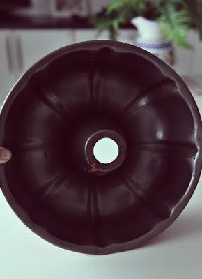 BUNDT CAKE COCO CON FRAMBUESAS Y CHOCOLATE CON PLATANO