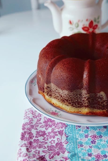 BUNDT CAKE COCO CON FRAMBUESAS Y CHOCOLATE CON PLATANO