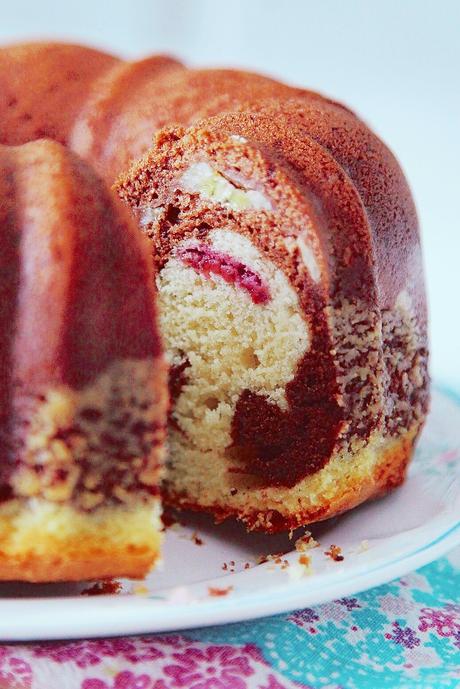 BUNDT CAKE COCO CON FRAMBUESAS Y CHOCOLATE CON PLATANO