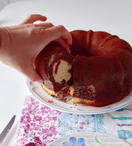 BUNDT CAKE COCO CON FRAMBUESAS Y CHOCOLATE CON PLATANO