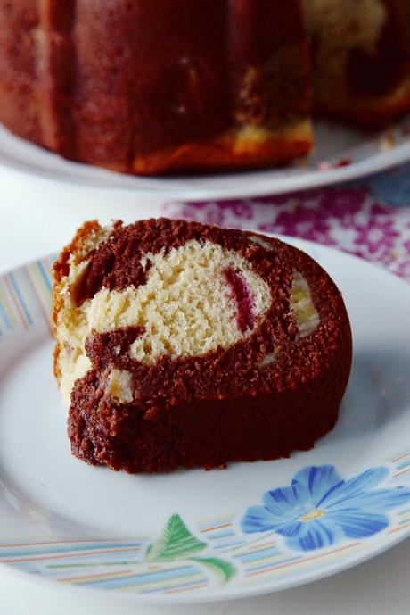 BUNDT CAKE COCO CON FRAMBUESAS Y CHOCOLATE CON PLATANO