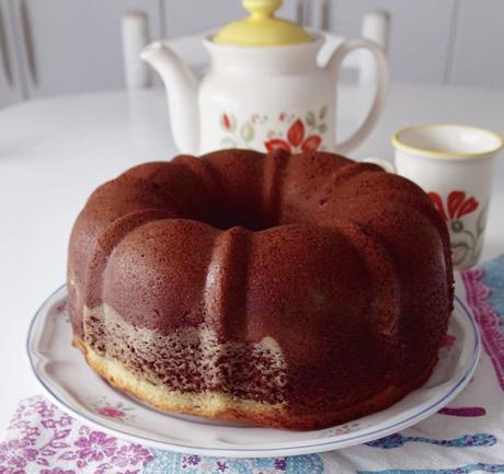BUNDT CAKE COCO CON FRAMBUESAS Y CHOCOLATE CON PLATANO
