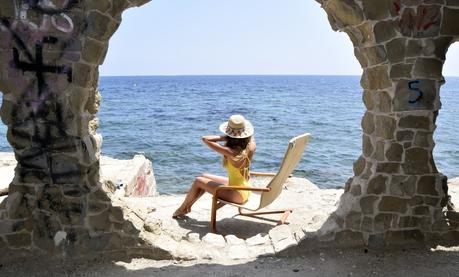 Yellow swimsuit in la Manzanera, Calpe