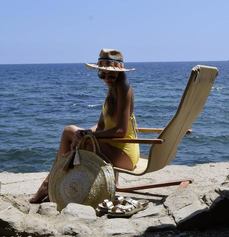 Yellow swimsuit in la Manzanera, Calpe