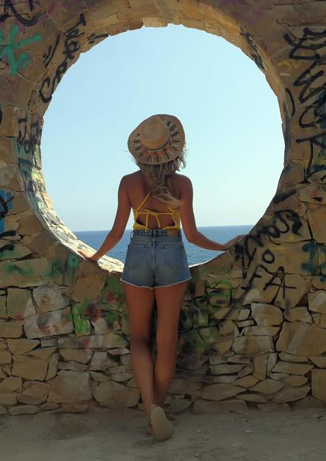 Yellow swimsuit in la Manzanera, Calpe