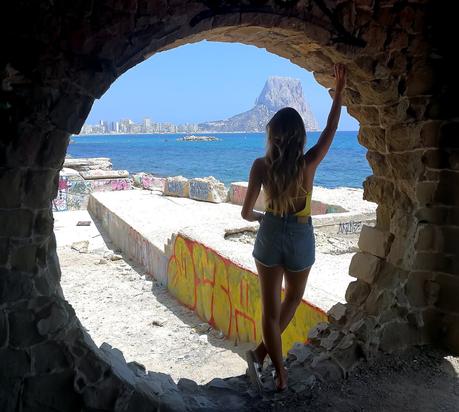 Yellow swimsuit in la Manzanera, Calpe