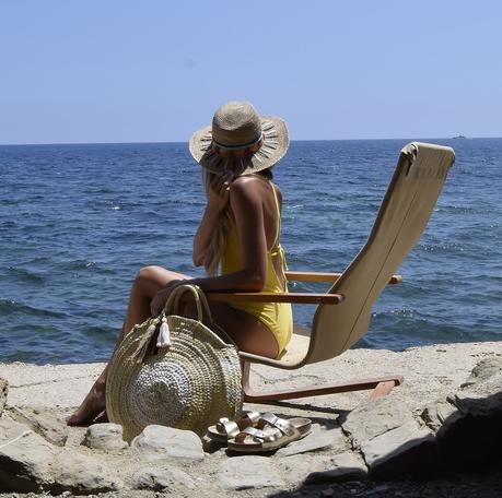 Yellow swimsuit in la Manzanera, Calpe