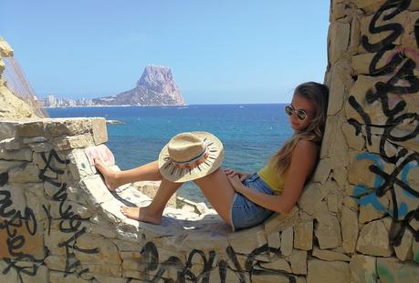 Yellow swimsuit in la Manzanera, Calpe