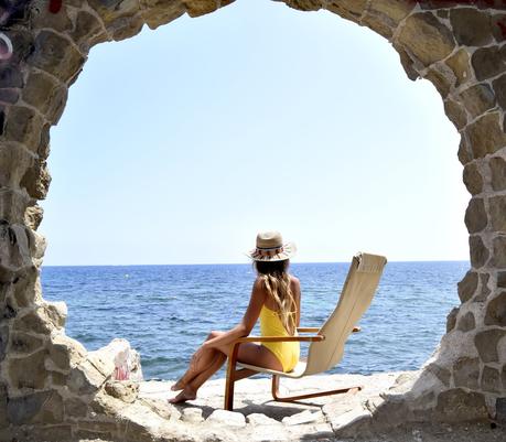 Yellow swimsuit in la Manzanera, Calpe