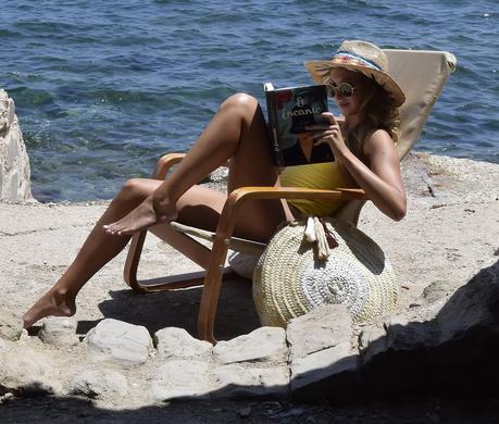 Yellow swimsuit in la Manzanera, Calpe