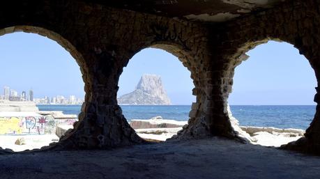 Yellow swimsuit in la Manzanera, Calpe