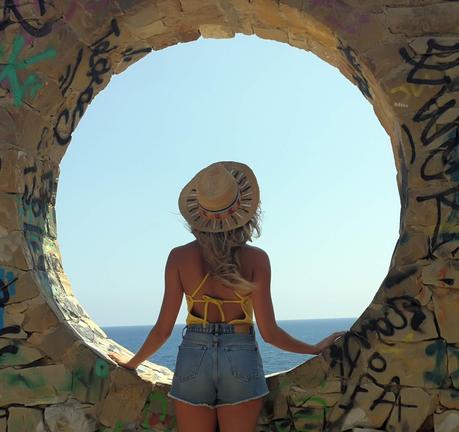 Yellow swimsuit in la Manzanera, Calpe