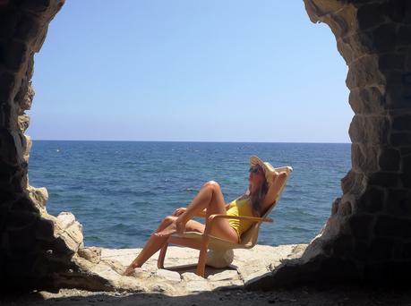 Yellow swimsuit in la Manzanera, Calpe