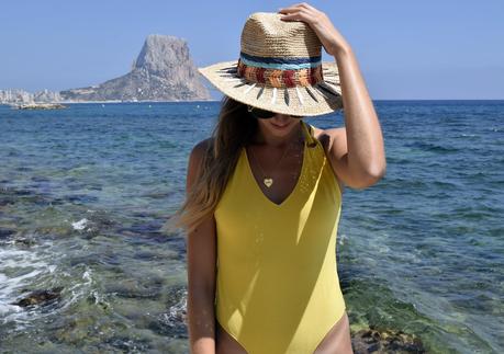 Yellow swimsuit in la Manzanera, Calpe