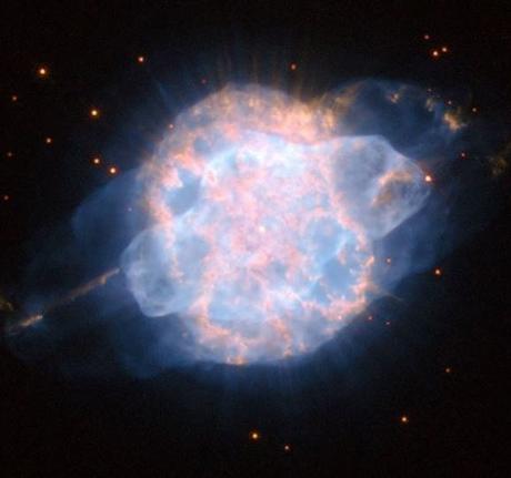 La nebulosa planetaria NGC 3918, una brillante nube de gas