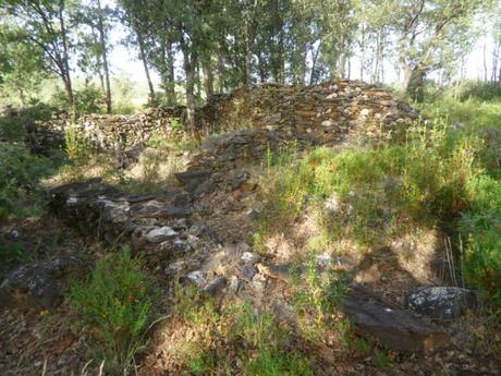 ENTRE ESPAÑA Y PORTUGAL: RECUERDOS DE PIEDRA ENTRE ESPAÑA Y PORTUGAL: RECUERDOS DE PIEDRA