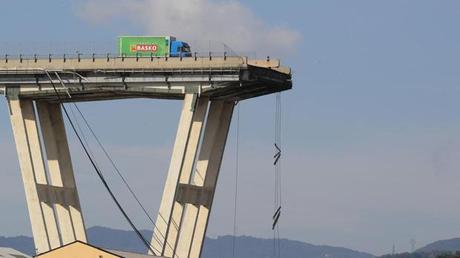 Tragedia y caos en la autovía de Génova (Italia).