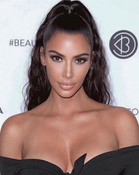 ¡Escalofriante! Kim se colocó una gargantilla de implantes y así quedó #Moda #Belleza #Kardashian (VIDEO)