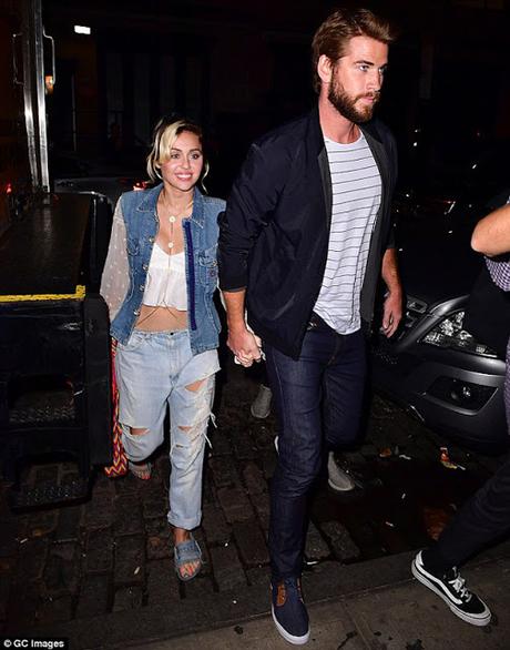 Miley Cyrus y Liam Hemsworth siguen juntos tras ola de rumores Miley Cyrus y Liam Hemsworth siguen juntos tras ola de rumores