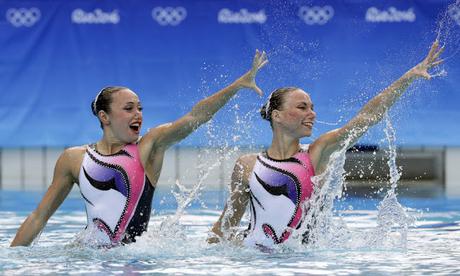 La natación sincronizada y la sonrisa como deber femenino La natación sincronizada y la sonrisa como deber femenino