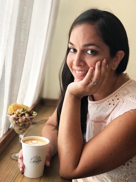 mujer con cafe en la mano