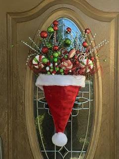 Adornos navideños para la puerta de tu casa usando gorritos de navidad