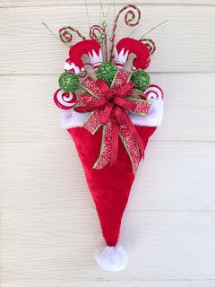 Adornos navideños para la puerta de tu casa usando gorritos de navidad