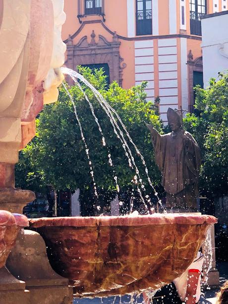 El Papa Juan Pablo II bendiciendo el agua.