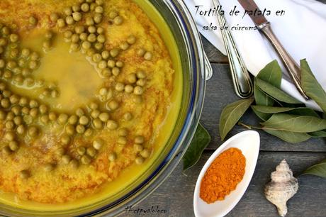 Tortilla de patata en salsa de cúrcuma