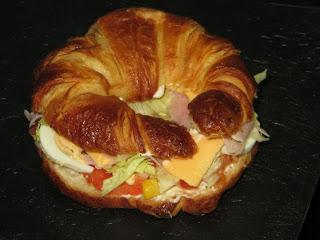CROISSANT VEGETAL CON JAMÓN YORK Y QUESO