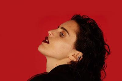 Anna Calvi: Comparte dos nuevos vídeos, Hunter y As A Man