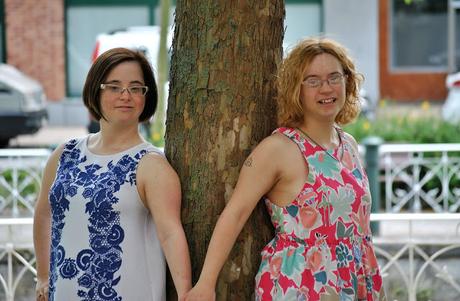 MI AMIGA ANA Y YO POSANDO