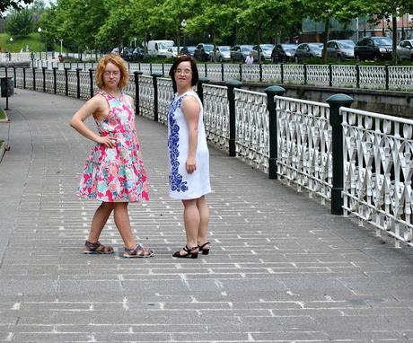 MI AMIGA ANA Y YO POSANDO